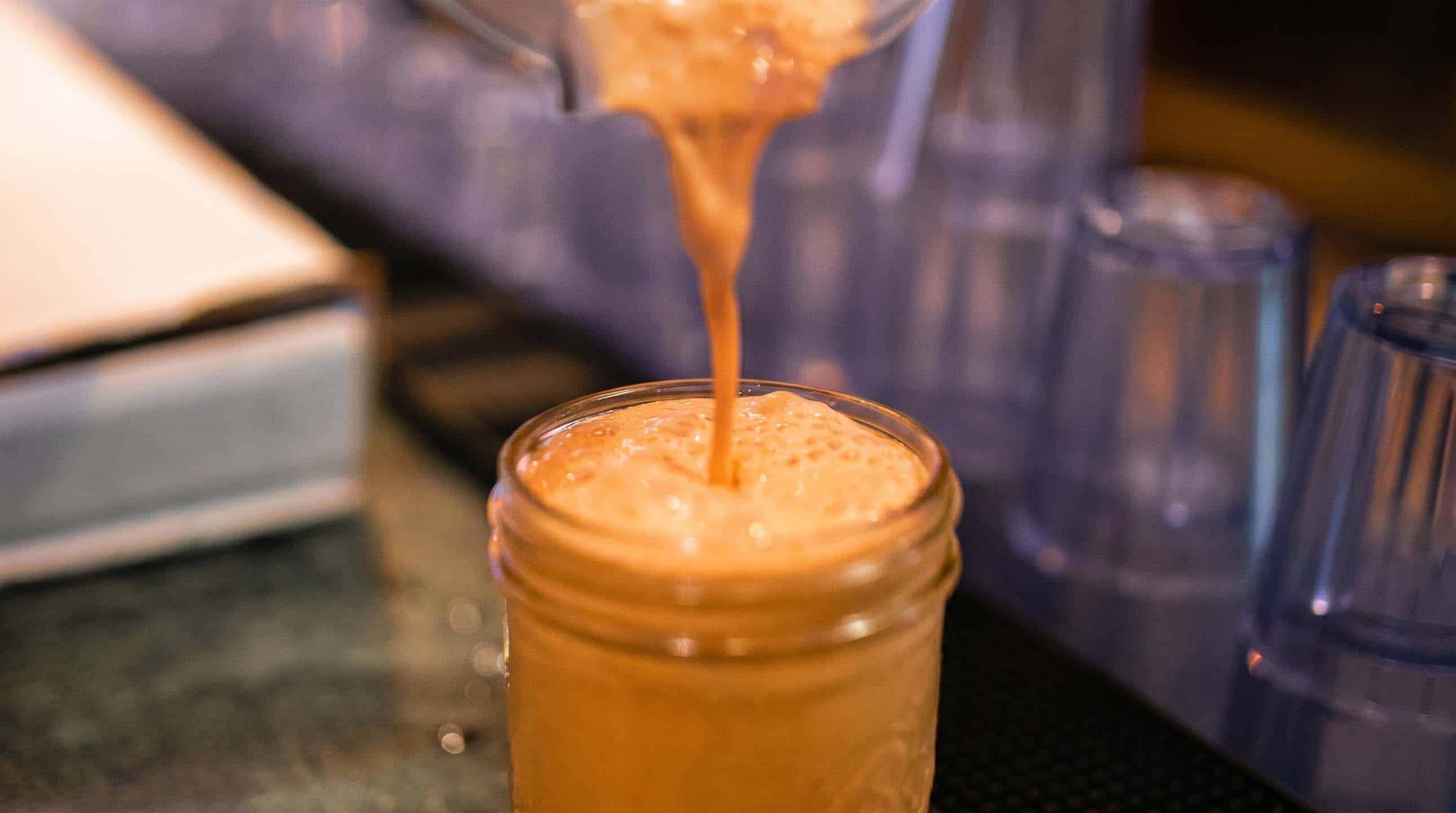 Fresh blended Venezuelan drink pouring into a glass at the café.